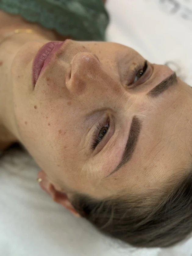 Вежди: почистване/ оформяне  Албена Петрова - Reservation.Studio