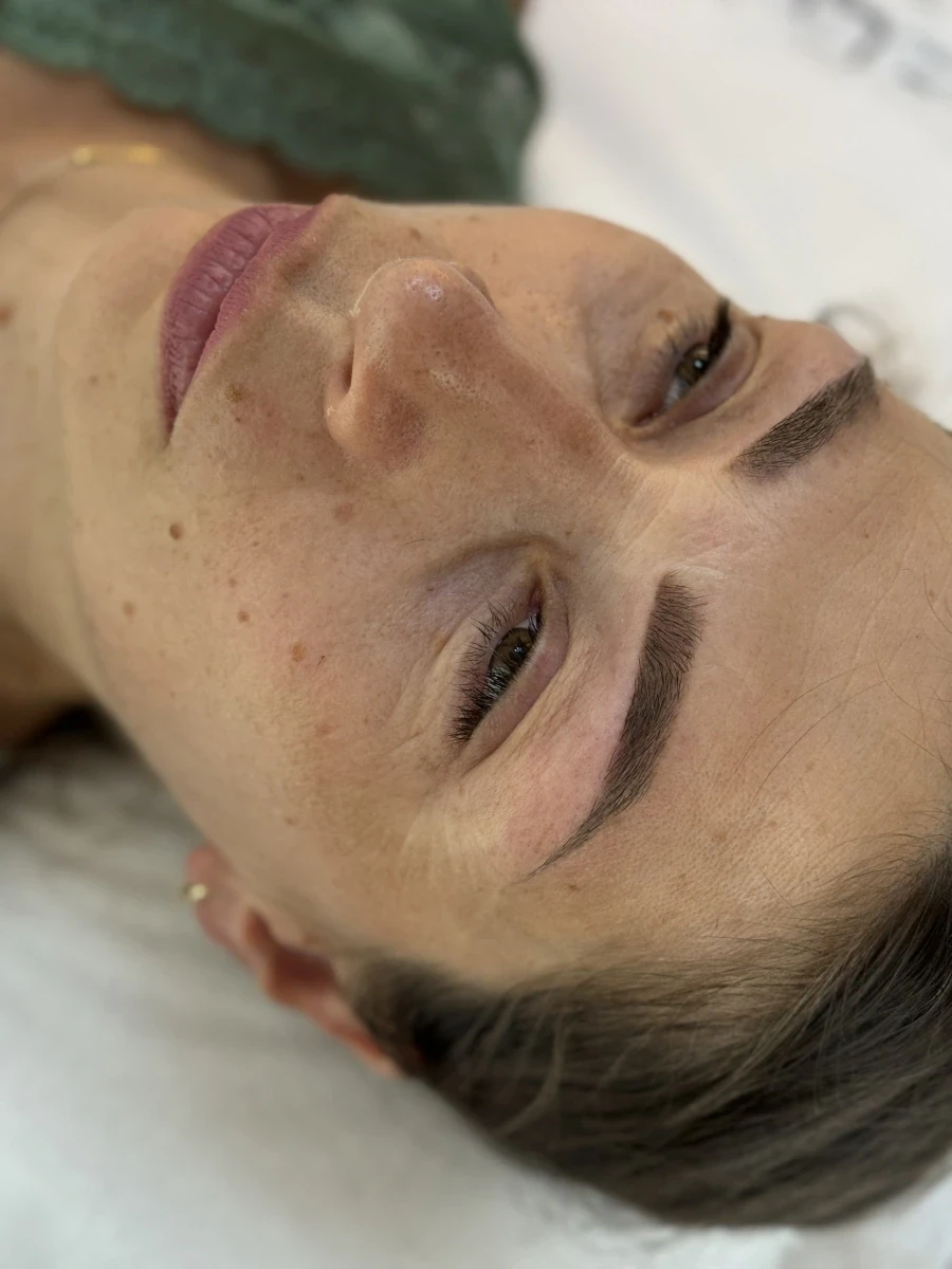 Вежди: почистване/ оформяне  Албена Петрова - Reservation.Studio