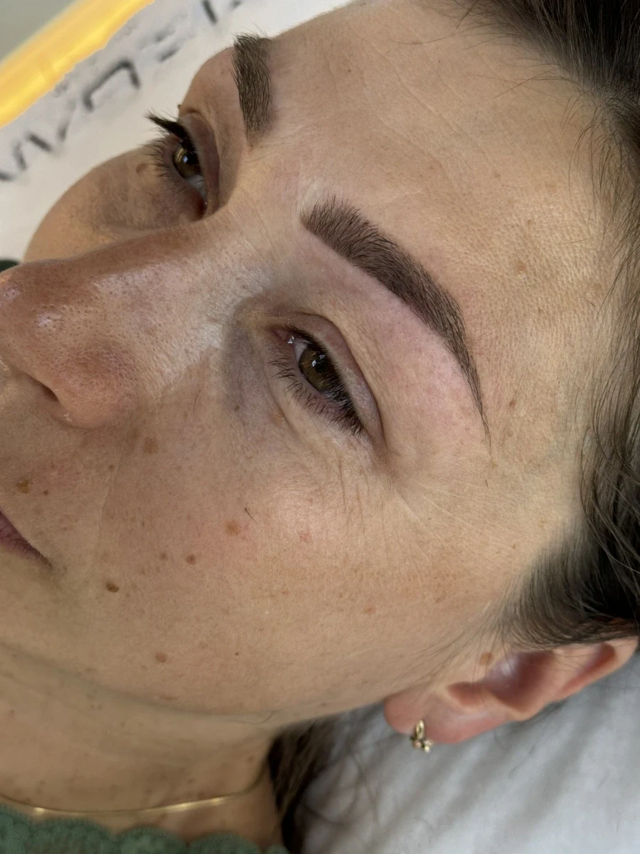 Вежди: почистване/ оформяне  Албена Петрова - Reservation.Studio