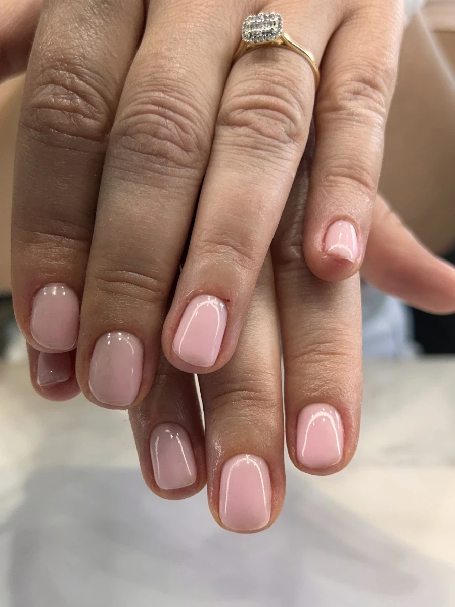 Маникюр с гел лак и изравняване - Reservation.Studio