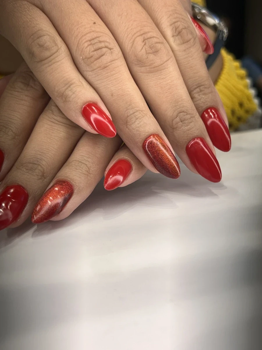 Маникюр с гел лак и изравняване - Reservation.Studio