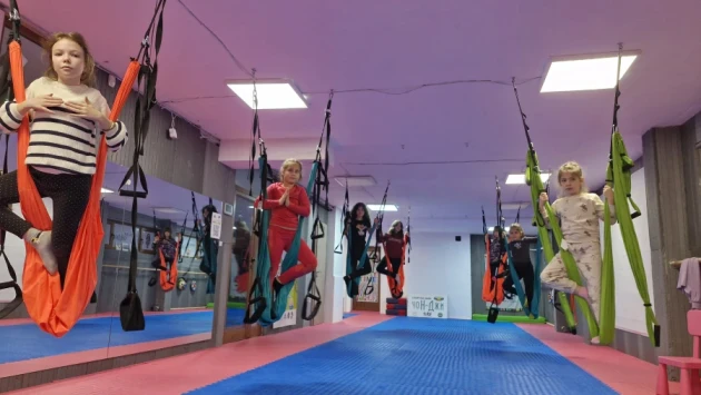 Въздушна йога за деца - Reservation.Studio