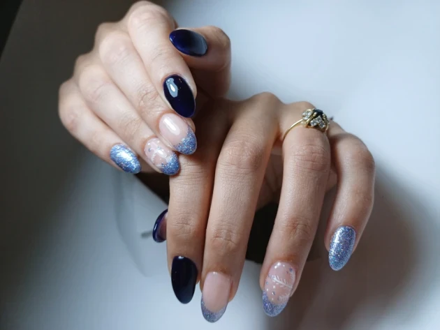 Маникюр с изравняване/укрепване с база и гел лак - Reservation.Studio Маникюр с изравняване/укрепване с база и гел лак - Reservation.Studio