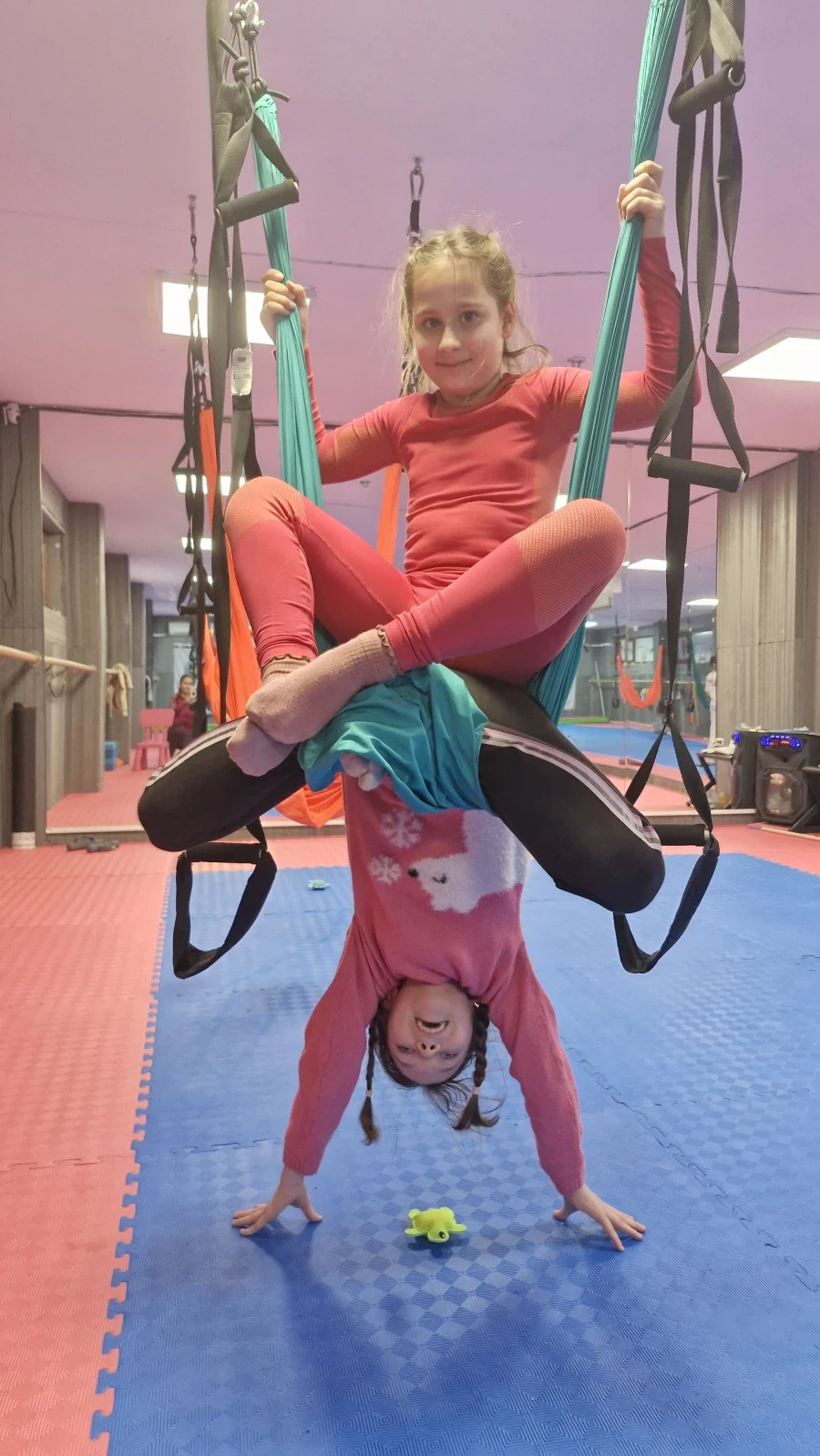 Въздушна йога за деца - Reservation.Studio