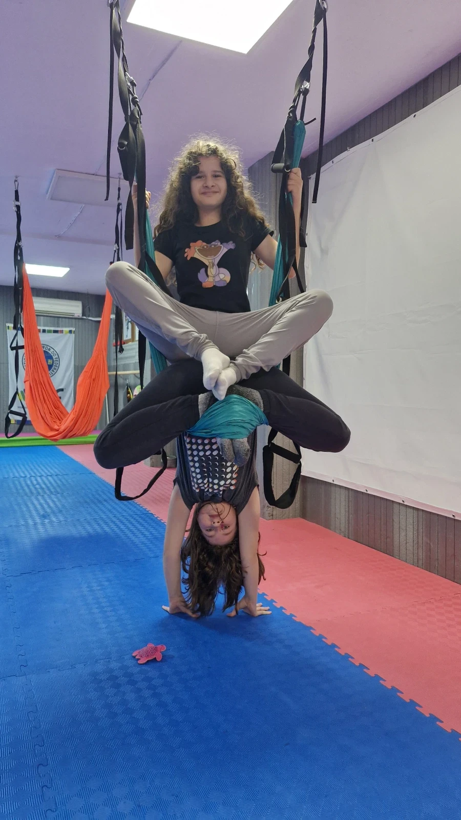 Въздушна йога за деца - Reservation.Studio Въздушна йога за деца - Reservation.Studio