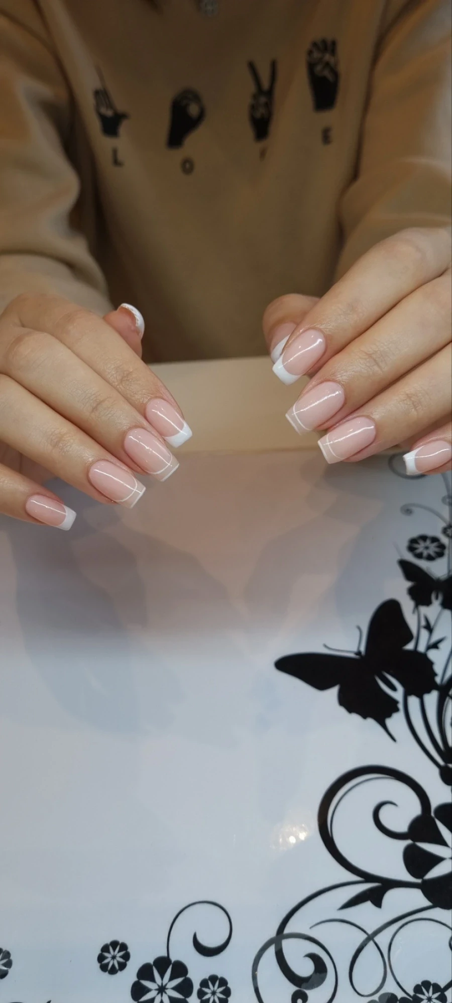 Маникюр с гел + укрепване и изравняване с база - Reservation.Studio