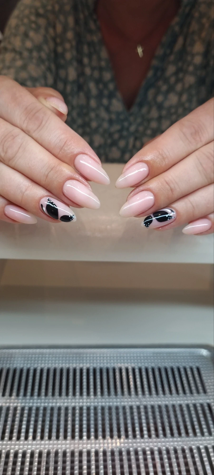 Маникюр с гел + укрепване и изравняване с база - Reservation.Studio Маникюр с гел + укрепване и изравняване с база - Reservation.Studio