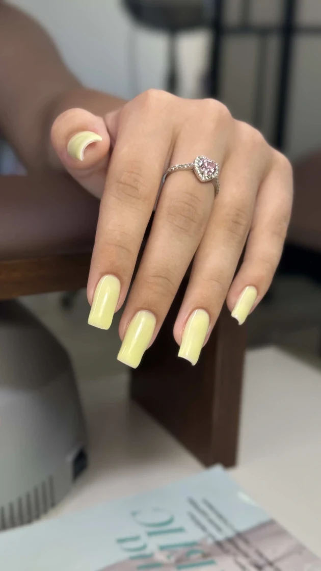 Manicura con gel (uñas cortas) - Reservation.Studio Manicura con gel (uñas cortas) - Reservation.Studio