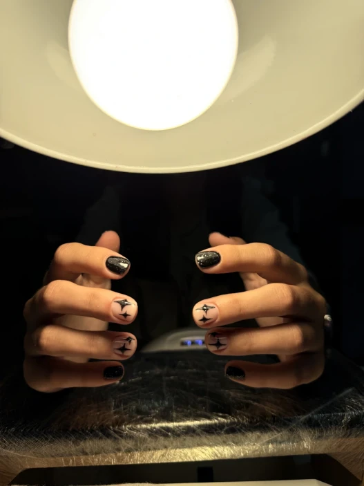 Маникюр с гел лак и декорации Маникюр с гел лак и декорации