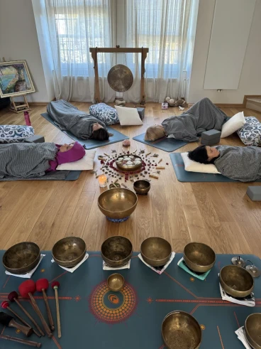 Внатрешна јога со тибетански пејачки чинии Внатрешна јога со тибетански пејачки чинии