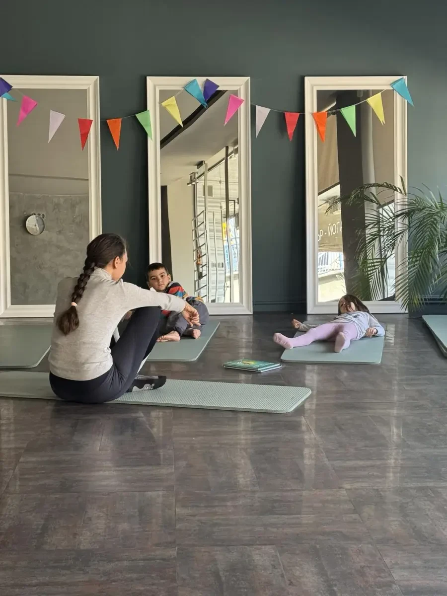 Yoga für Kinder von 7 bis 12 Jahren. - Reservation.Studio Yoga für Kinder von 7 bis 12 Jahren. - Reservation.Studio