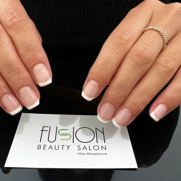 Maniküre mit Gel-Lack (kurze Nägel) - Reservation.Studio