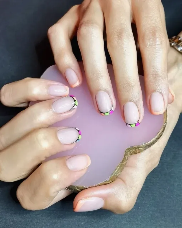 Entretien des ongles artificiels ou renforcés (ongles courts) - Reservation.Studio Entretien des ongles artificiels ou renforcés (ongles courts) - Reservation.Studio