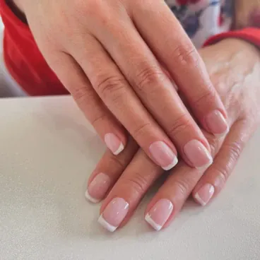 Manicure con gel (Unghie corte) Manicure con gel (Unghie corte)