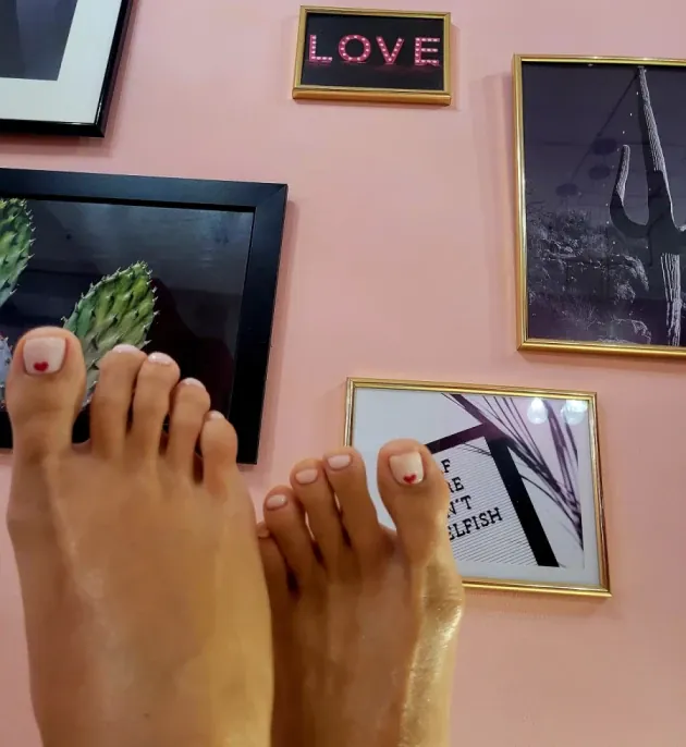 Педикюр с Гел лак - Reservation.Studio Педикюр с Гел лак - Reservation.Studio