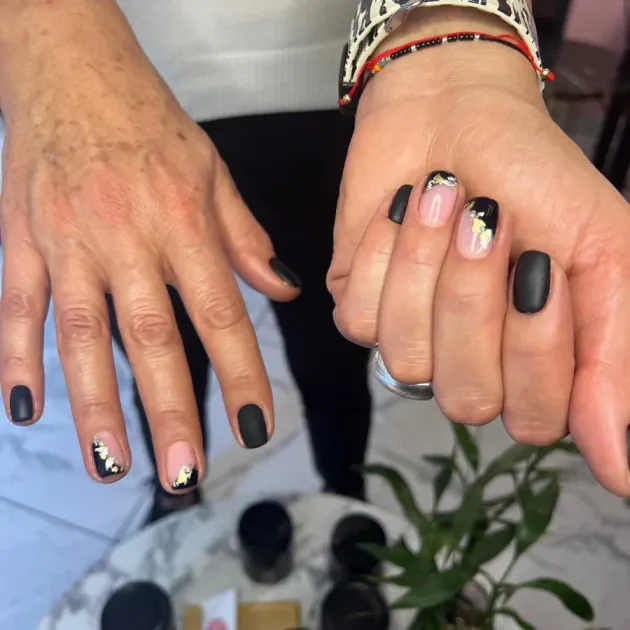 Маникюр  с Гел лак (Къси нокти) - Reservation.Studio